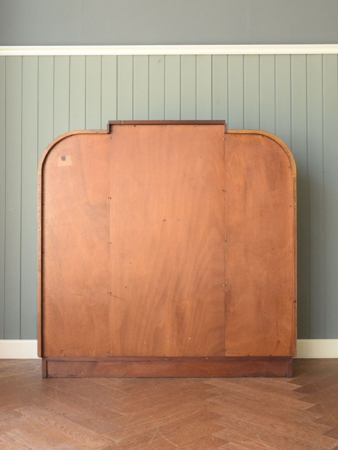 キャビネットの後ろ姿