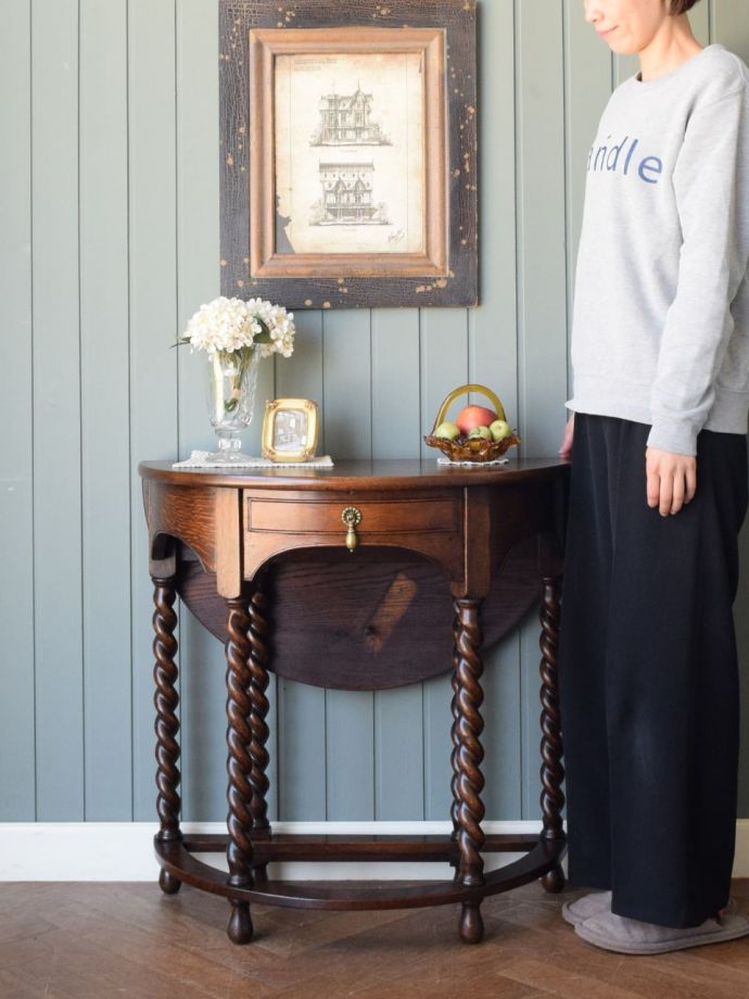 英国アンティークのコンソールテーブル