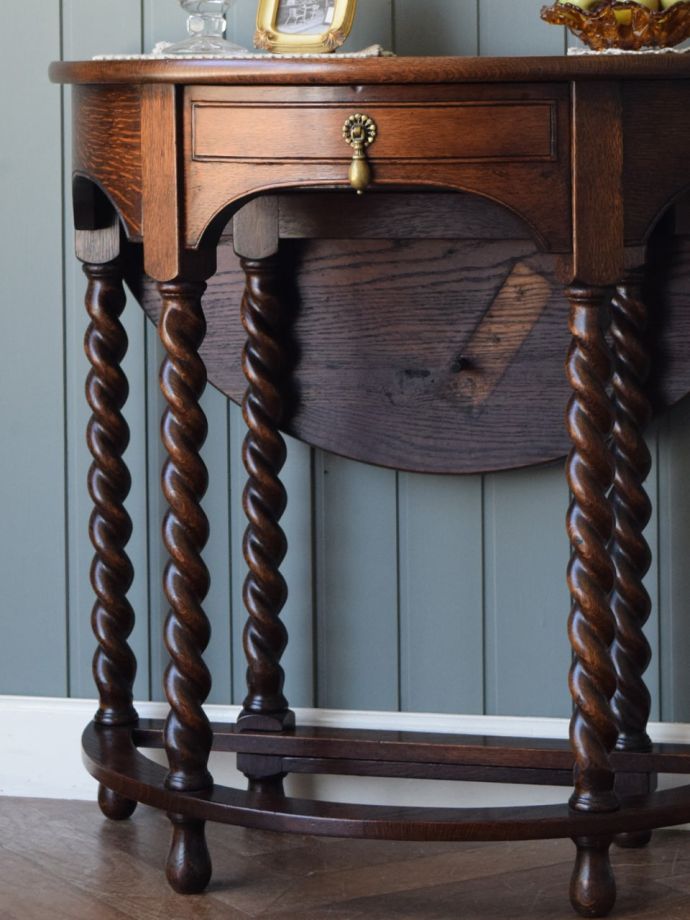 アンティーク家具らしさが漂うコンソールテーブル