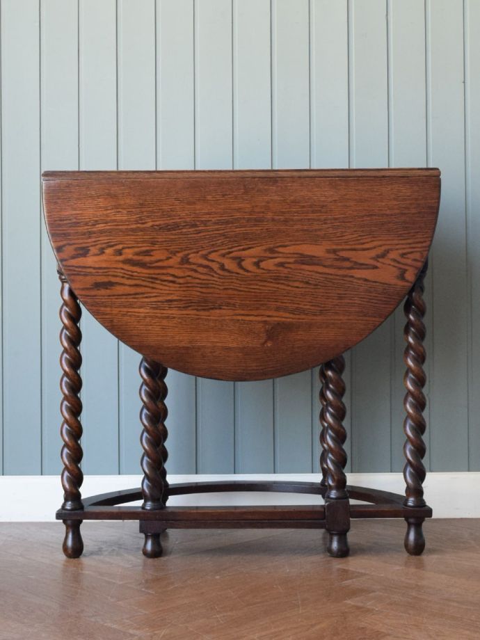 コンパクトに収納できるテーブル