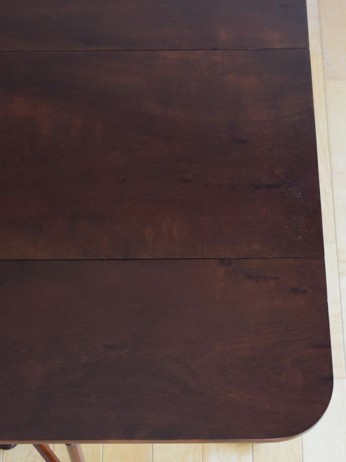 アンティークテーブルの美しい木目