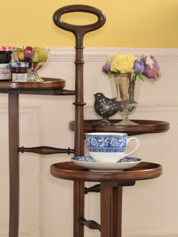 英国のアンティーク家具らしいデザイン