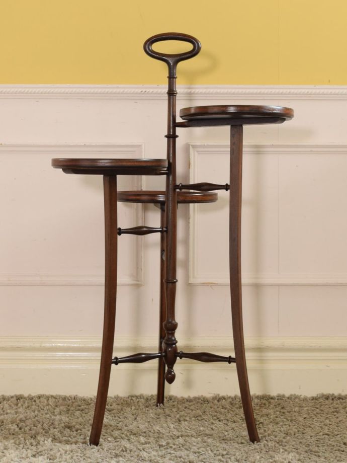 ケーキスタンドの後ろ姿