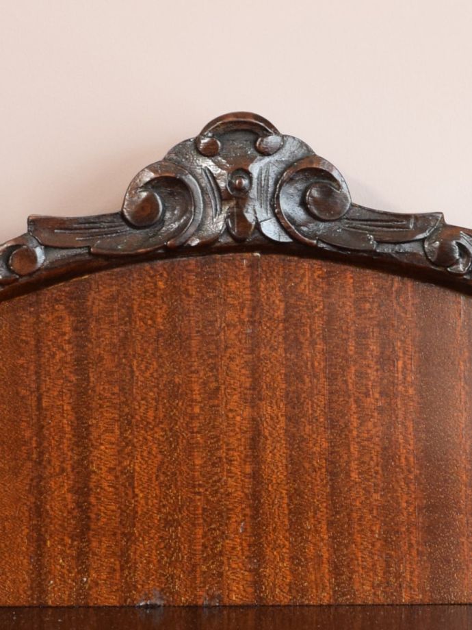 英国アンティーク家具らしい装飾
