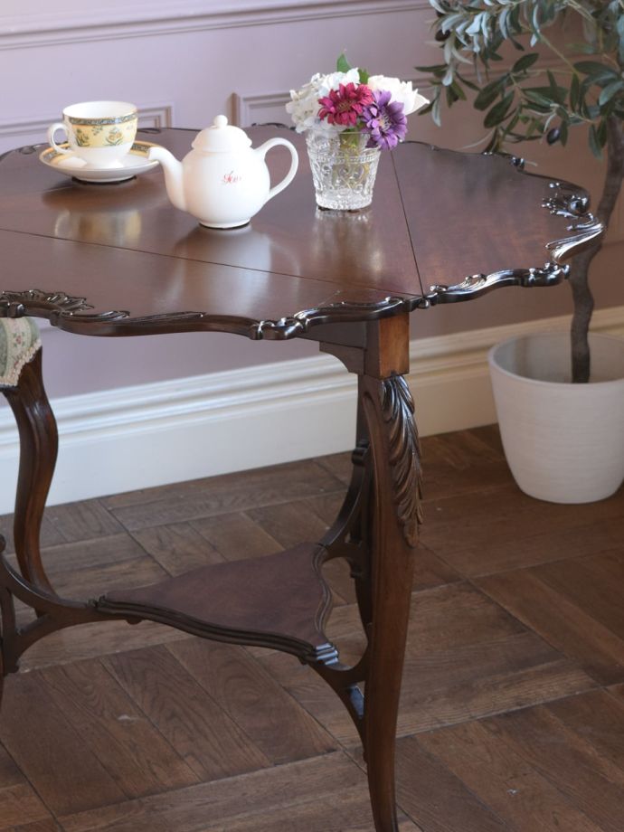 英国のアンティーク家具らしいデザイン