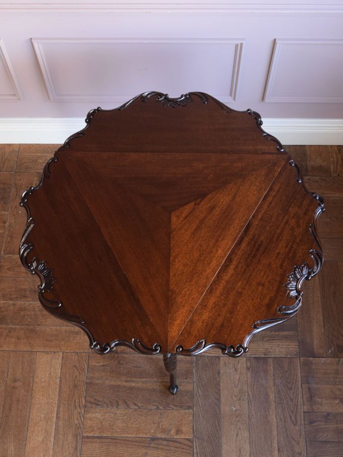 天板を広げた折り畳みテーブル