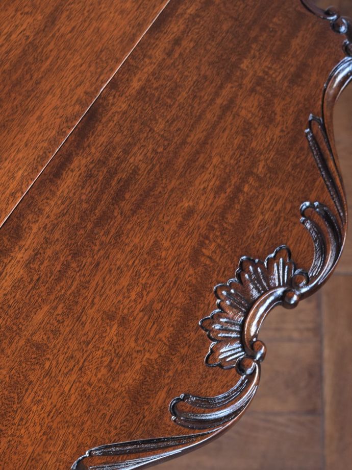 アンティークテーブルらしい木目