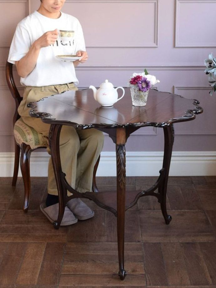 アンティークのオケージョナルテーブル