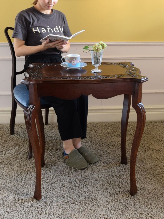 アンティークのオケージョナルテーブル