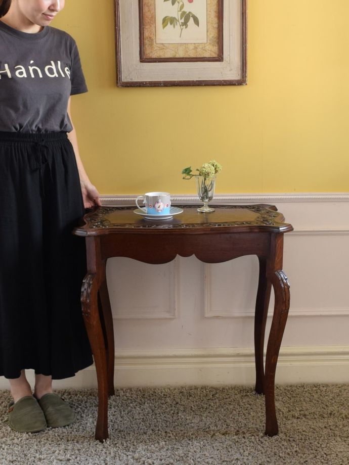 アンティークのオケージョナルテーブル