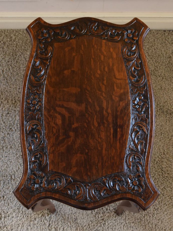 アンティークのサイドテーブルの天板