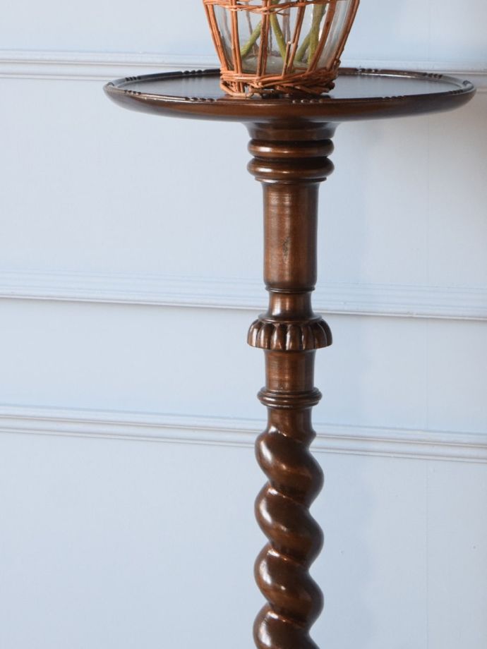 英国から届いたおしゃれなアンティークの花台、ツイスト足が美しい