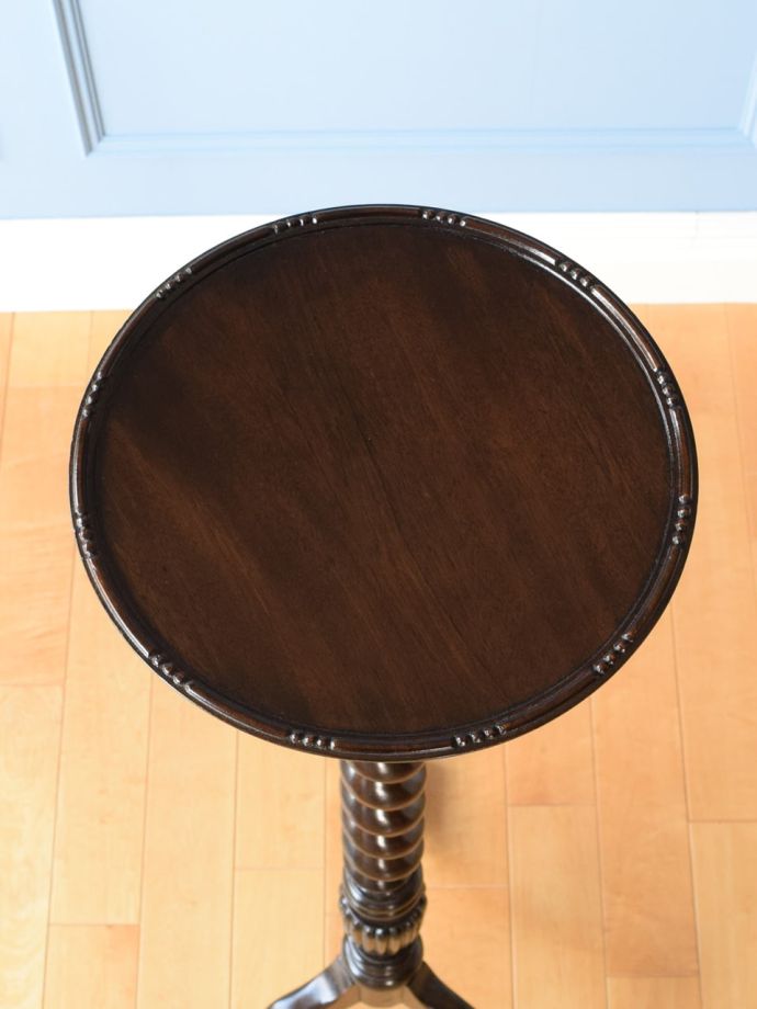 英国から届いたおしゃれなアンティークの花台、ツイスト足が美しい