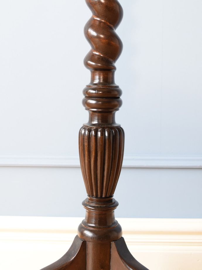 英国から届いたおしゃれなアンティークの花台、ツイスト足が美しい