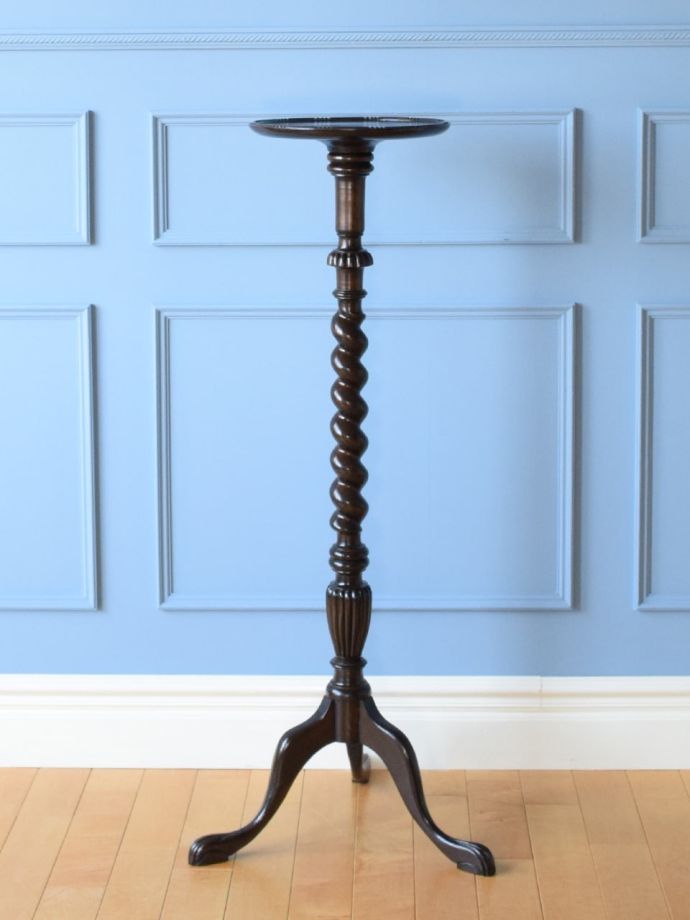 英国から届いたおしゃれなアンティークの花台、ツイスト足が美しい