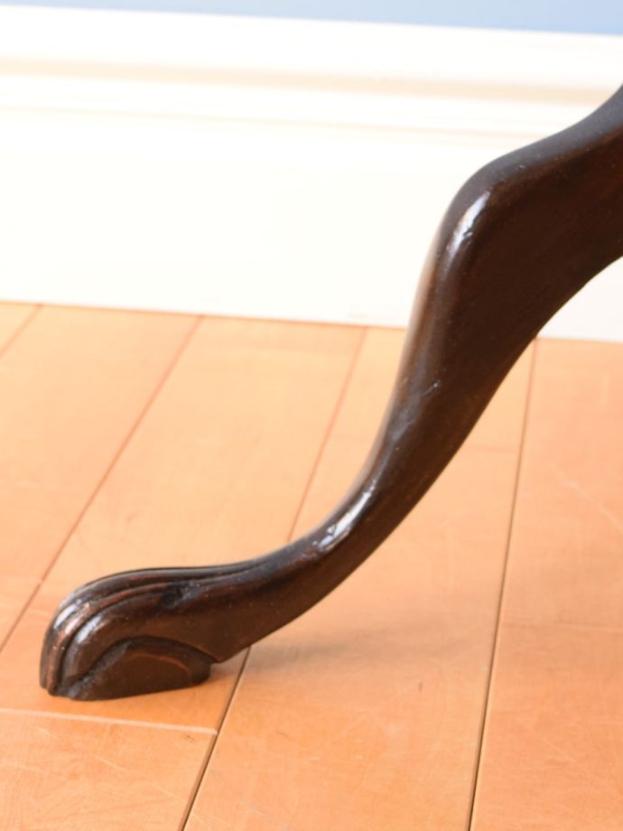 英国から届いたおしゃれなアンティークの花台、ツイスト足が美しい