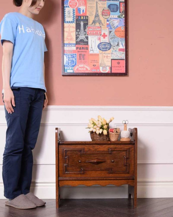 ソーイングボックス　アンティーク家具　英国で見つけた珍しいアイテム、サイドテーブルにもスツールにもなるソーイングボックス。収納が付いためずらしいスツールスツールと言うより家具と言った方がいいほど美しい細工が施された収納付きスツール。(q-313-c)