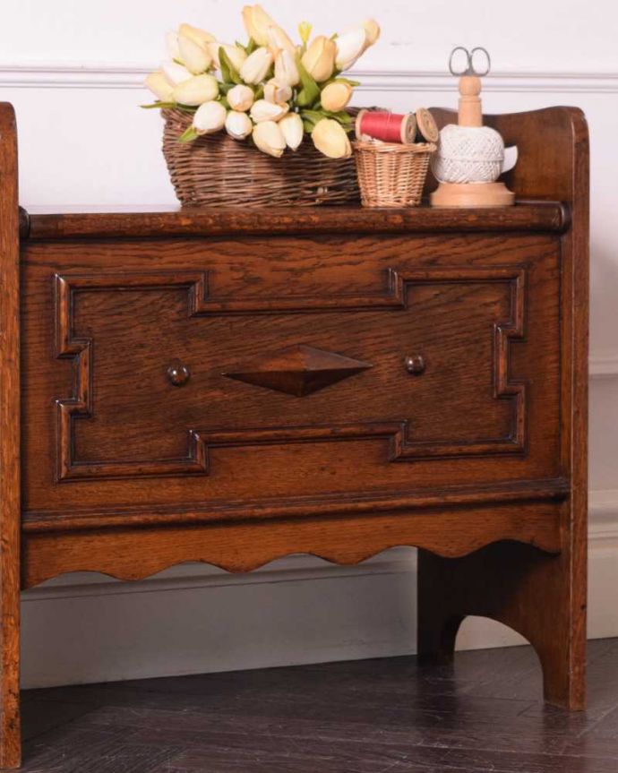 ソーイングボックス　アンティーク家具　英国で見つけた珍しいアイテム、サイドテーブルにもスツールにもなるソーイングボックス。アンティークらしい彫りの美しさが魅力豪華な彫りの美しさがアンティークらしい雰囲気。(q-313-c)