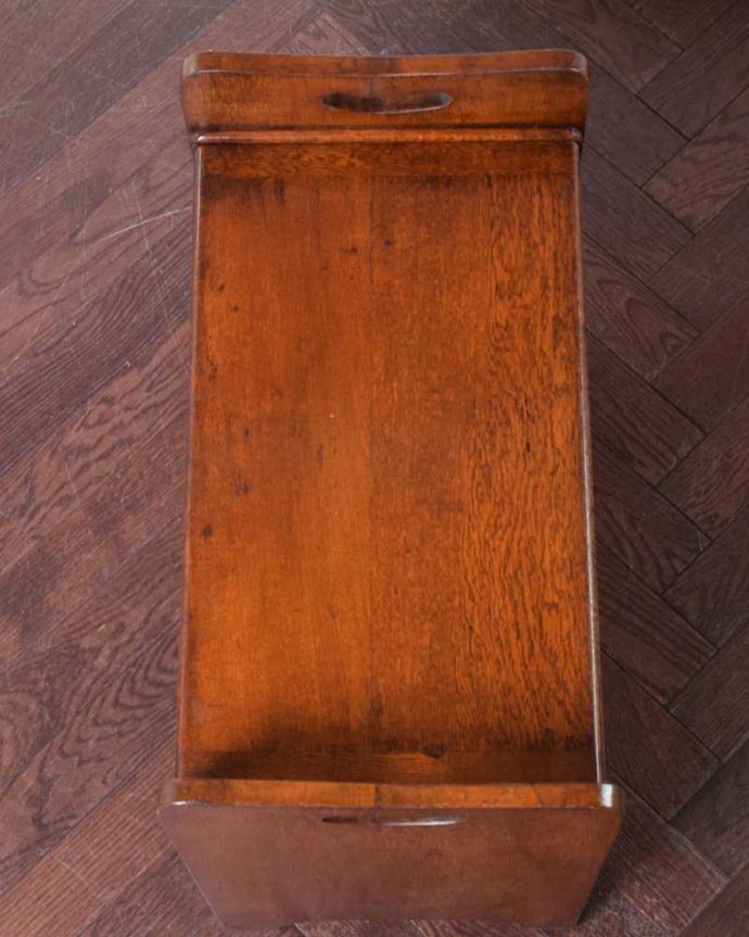 ソーイングボックス　アンティーク家具　英国で見つけた珍しいアイテム、サイドテーブルにもスツールにもなるソーイングボックス。天板もピカピカに仕上げました一番目立つ場所だから、修復の時、天板もキレイに仕上げました。(q-313-c)