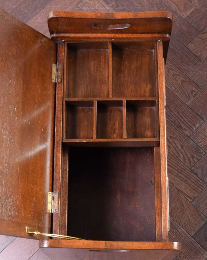 ソーイングボックス　アンティーク家具　英国で見つけた珍しいアイテム、サイドテーブルにもスツールにもなるソーイングボックス。仕切りが沢山付いたトレーが付いています整理整頓しやすくなっているので、キレイにお片付け出来ます。(q-313-c)