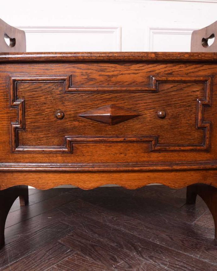 ソーイングボックス　アンティーク家具　英国で見つけた珍しいアイテム、サイドテーブルにもスツールにもなるソーイングボックス。繊細で美しい彫刻まだ機械がそんなに発達していない時代に、どうやって彫ったんでしょう･･･見事です。(q-313-c)