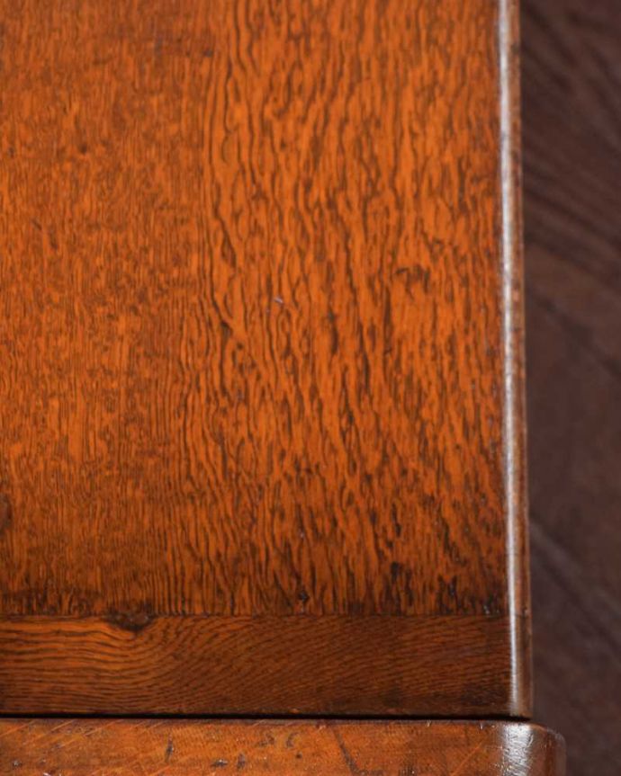 ソーイングボックス　アンティーク家具　英国で見つけた珍しいアイテム、サイドテーブルにもスツールにもなるソーイングボックス。近くで見ると･･･サイドテーブル代わりにも使えるスツール。(q-313-c)