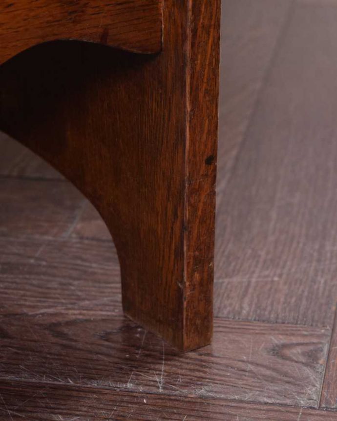 ソーイングボックス　アンティーク家具　英国で見つけた珍しいアイテム、サイドテーブルにもスツールにもなるソーイングボックス。女性1人でラクラク運べちゃう仕掛けHandleのアンティークは、脚の裏にフェルトキーパーをお付けしています。(q-313-c)