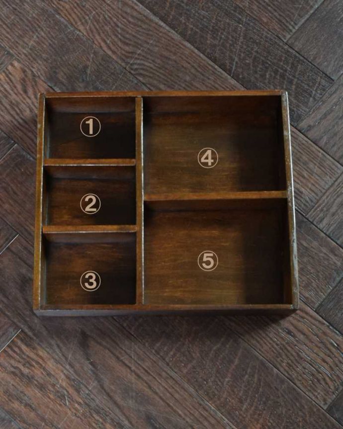 ソーイングボックス　アンティーク家具　英国で見つけた珍しいアイテム、サイドテーブルにもスツールにもなるソーイングボックス。色々なものを細かく収納できますもちろんトレーの中も職人がキレイに直しました。(q-313-c)