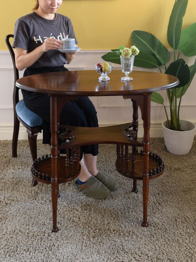 アンティークのオケージョナルテーブル