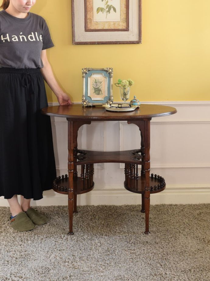 アンティークのオケージョナルテーブル