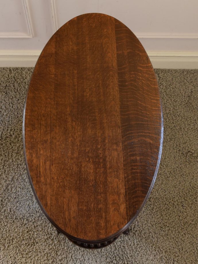 アンティークのサイドテーブルの天板