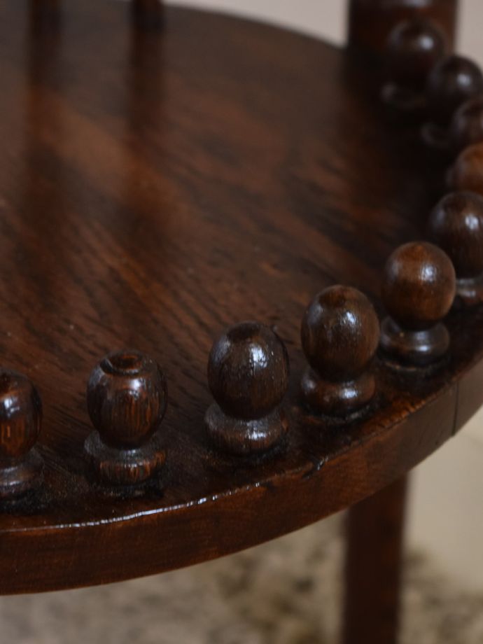 英国アンティーク家具らしい装飾