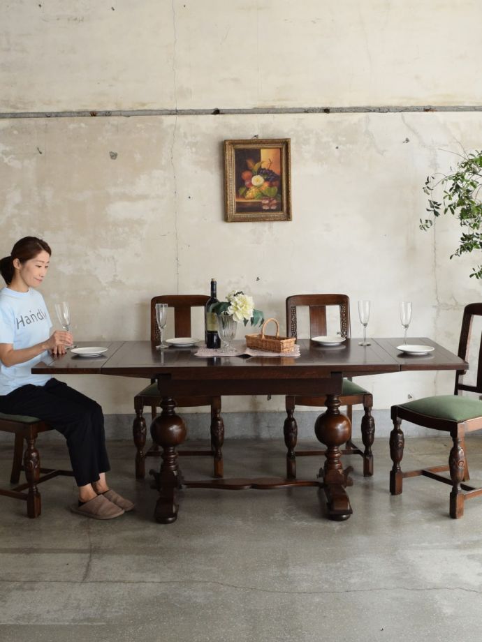 アンティークの伸長式ダイニングテーブル