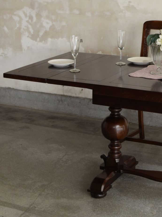 伸長式のおしゃれなアンティークテーブル
