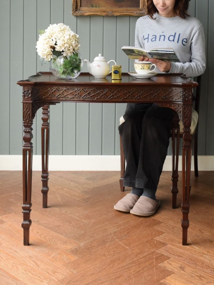 アンティークのオケージョナルテーブル