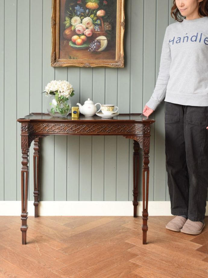 美しいアンティークのテーブル