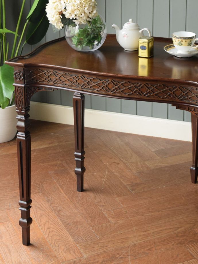 英国のアンティーク家具らしいデザイン