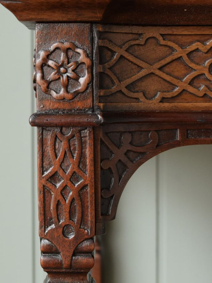 英国アンティーク家具らしい装飾