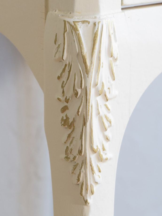 フランスアンティーク家具らしい装飾