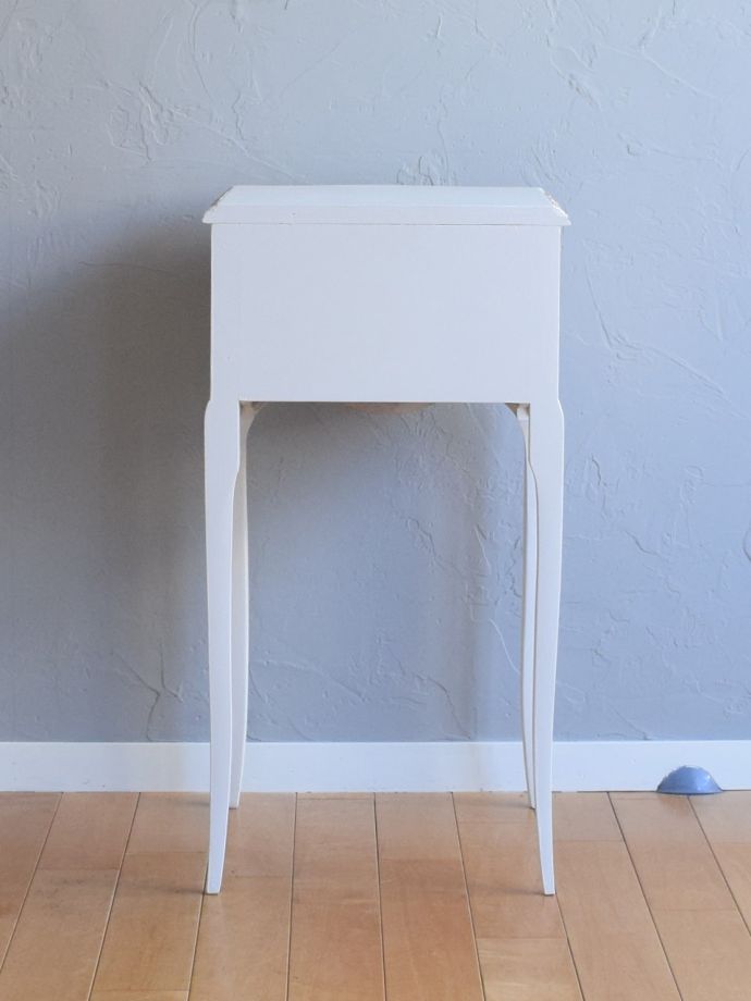 チェストの後ろ姿