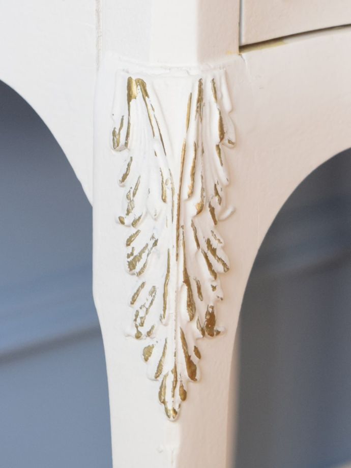 フランスアンティーク家具らしい装飾