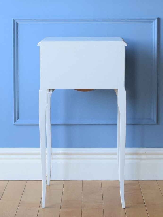 チェストの後ろ姿