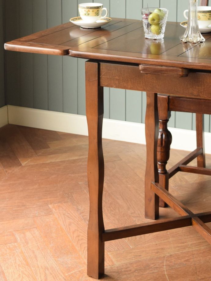 伸長式のおしゃれなアンティークテーブル