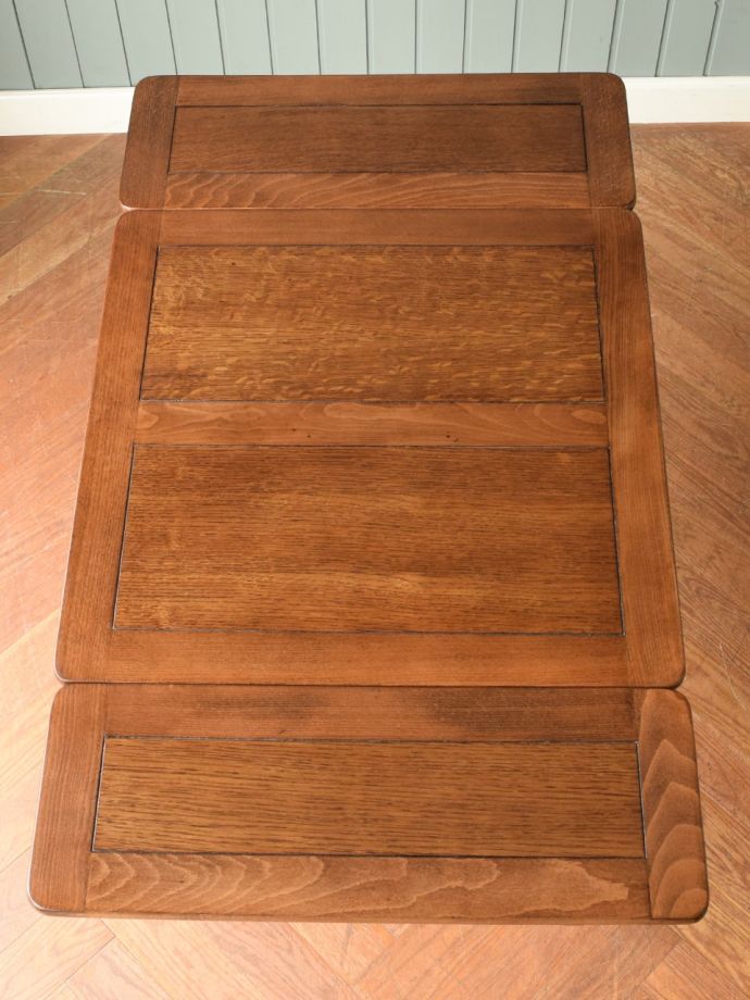 伸長式ダイニングテーブルの天板