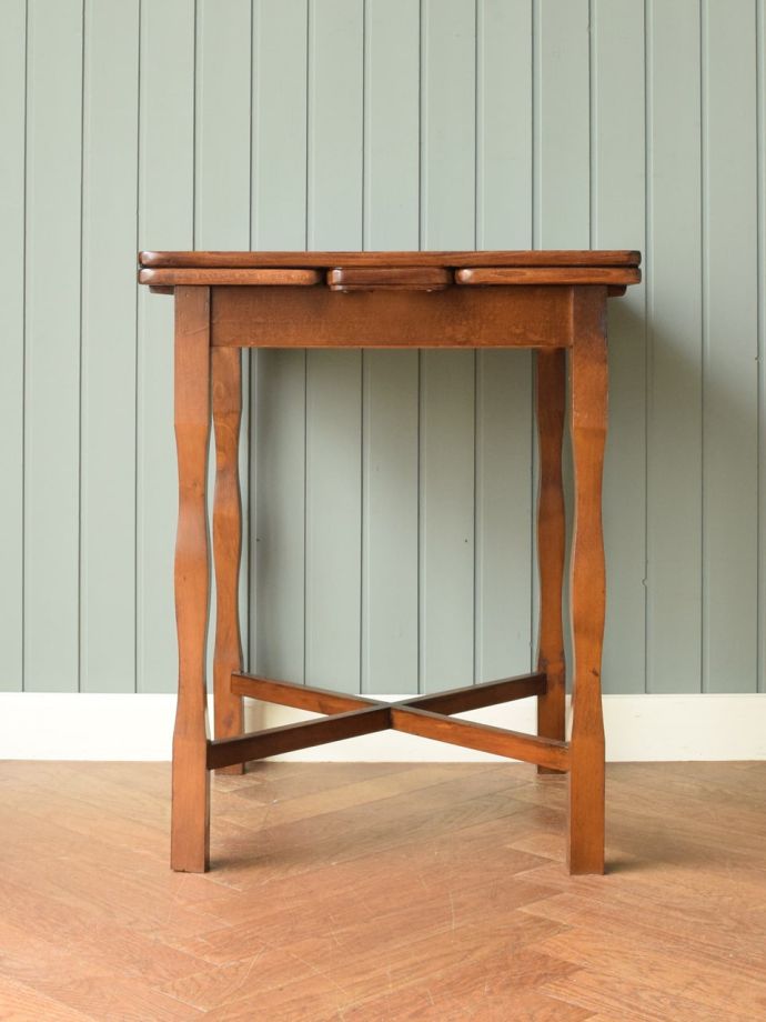 伸長式テーブルの側面