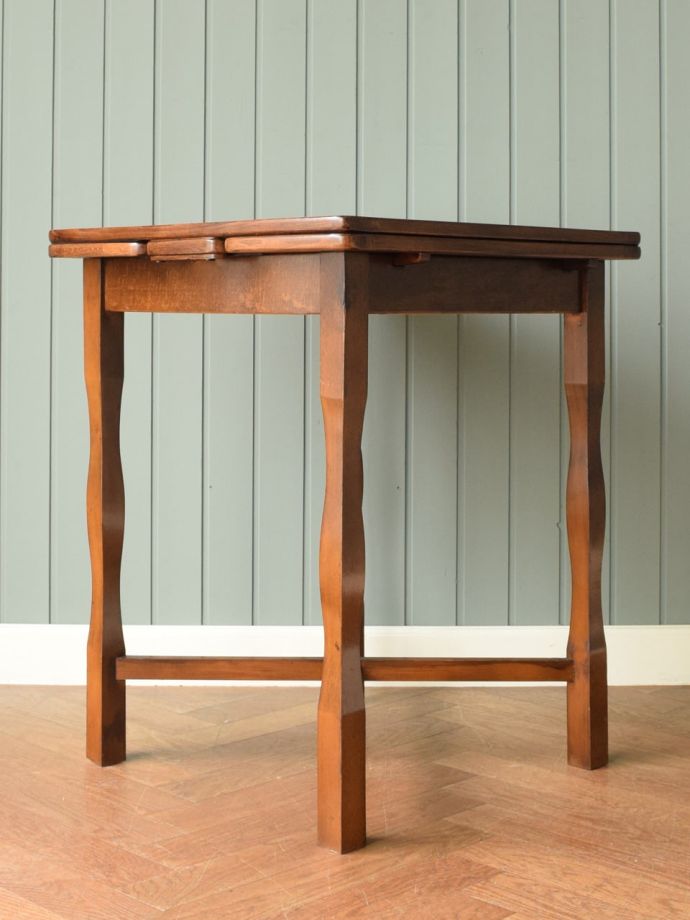 ドローリーフテーブルの横顔