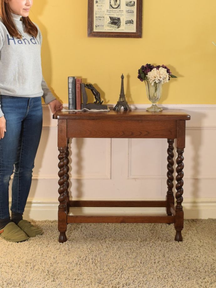 英国アンティークのコンソールテーブル