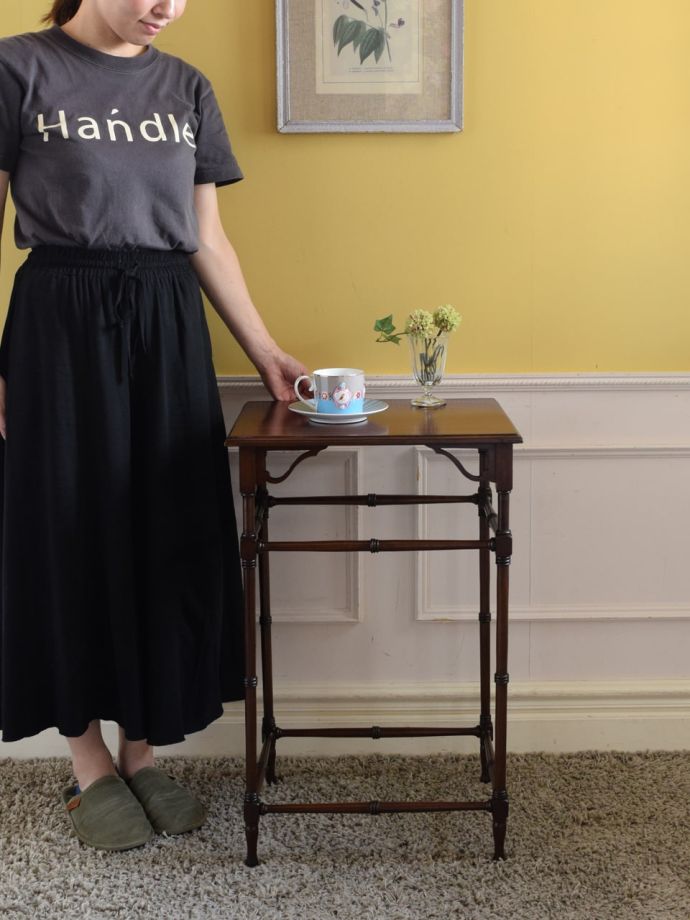 美しいアンティークのテーブル