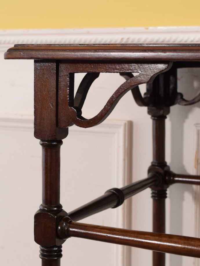 英国アンティーク家具らしい装飾