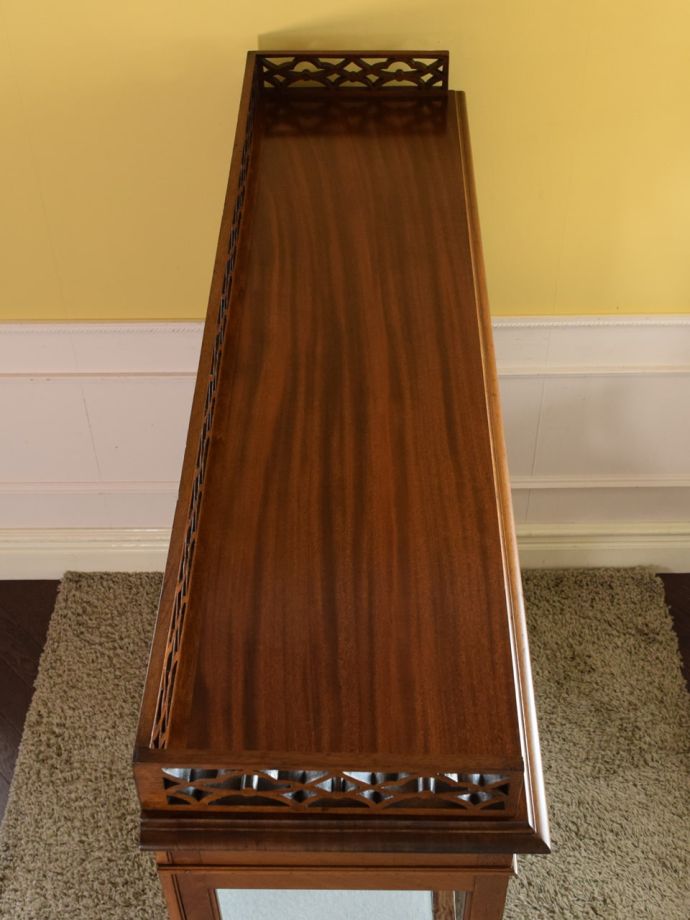 アンティークキャビネットの天板